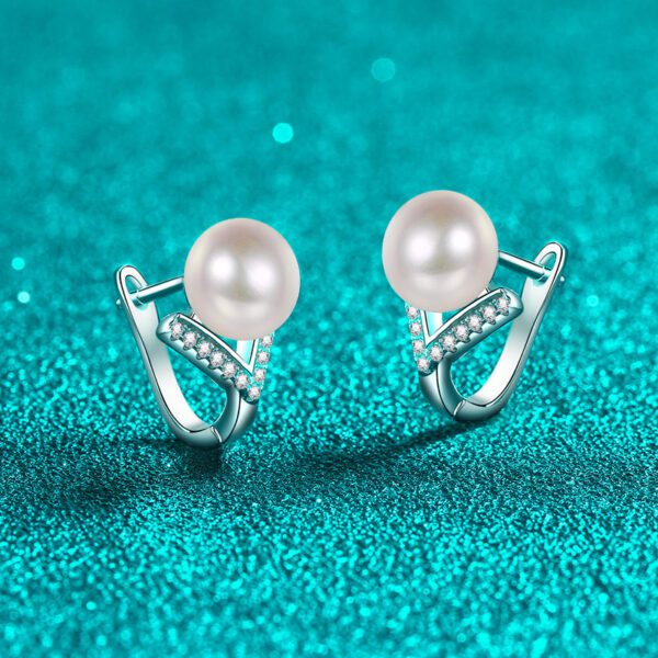 V-Shaped Pearl Moissanite Earring - Image 3